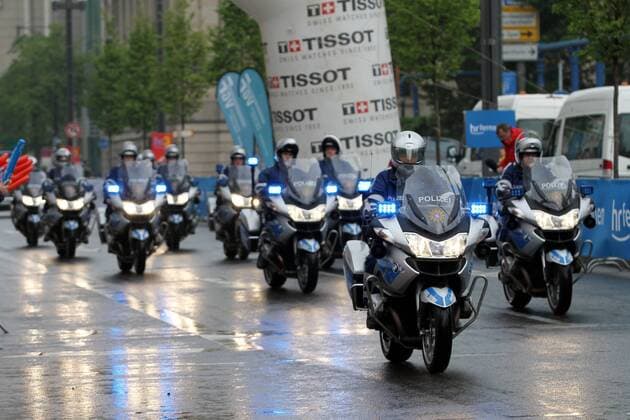 01.05.2014, Frankfurt am Main, Radrennen Rund um den Finanzplatz Eschborn Frankfurt Impressionen Bei strömendem Regen sichert die Motorradstaffel der Polizei jedes einzelne Rennen