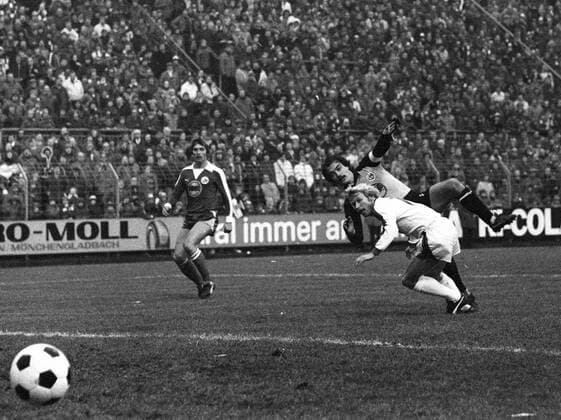 Borussia Mönchengladbach - Fortuna Düsseldorf 24.11.1979 2:1. Tor zum 2:0 durch Kalle Del Haye (Borussia Mönchengladbach) gegen Torwart Jörg Daniel. Hinten Heiner Baltes (beide Fortuna Düsseldorf). HM