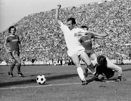 Borussia Mönchengladbach - FC Bayern München 4:1 Uli Stielike auf dem Weg zum 1:0, spielt Sepp Maier aus, lks. Franz Beckenbauer HM