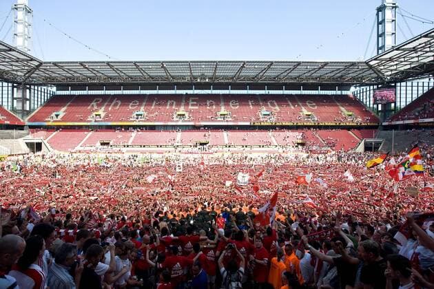 1. FC Köln - Mainz 05 11.05.08 Kölner Fans bejubeln die Mannschaft nach dem geschafften Aufstieg HM
