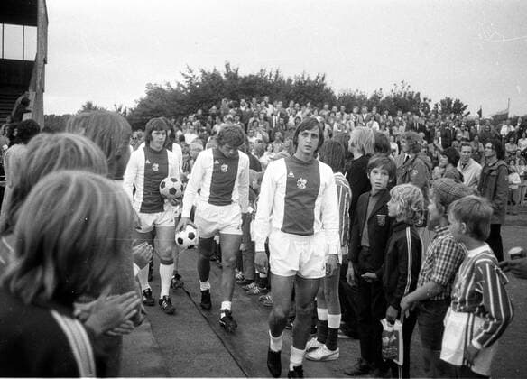 Andrang in Büderich beim Freundschaftsspiel Norf Tura Büderich - Ajax Amsterdam beim Einmarsch vorn Johan Cruyff und Arie Haan HM