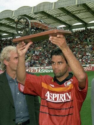 Ulf Kirsten (Bayer 04 Leverkusen) wird mit der Torjägerkanone als Torschützenkönig der Saison 1997 1998 ausgezeichnet HM