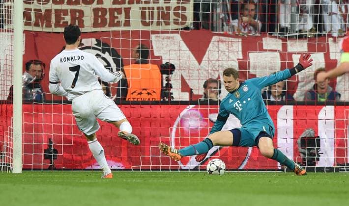 29.04.2014, Fussball, Saison 2013-2014, UEFA Champions League, Halbfinale, FC Bayern München - Real Madrid 0-4, Cristiano Ronaldo (Real Madrid), li., erzielt gegen Torwart Manuel Neuer (Bayern München) das Tor zum 0-3.