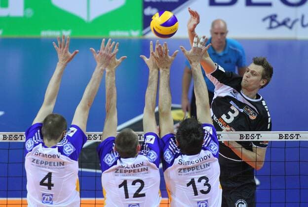 Berlin, Deutschland, 03.05.2014: Volleyball DVL Play-Off Finale Spiel 3 2013 2014 - Berlin Recycling Volleys - VfB Friedrichshafen. Robert Kromm (Berlin 3) gegen den Block aus Valentin Bratoev (Friedrichshafen 4), Viktor Yosifov (Friedrichshafen 12) und Ventceslav Simeonov (Friedrichshafen 13)