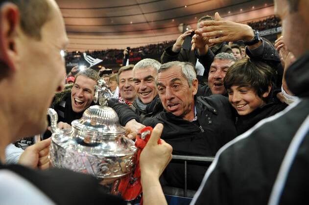 joie Thibault Giresse avec son pere Alain Giresse (Guingamp) FOOTBALL : - Guingamp, Champion Coupe de France - Stade Rennes vs EA Guingamp - 03 05 2014 NLeGouicFEP 