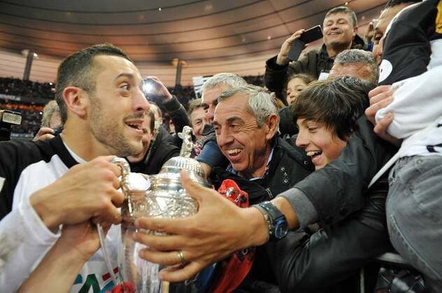 joie Jonathan Martins Pereira avec Alain Giresse (Guingamp) FOOTBALL : - Guingamp, Champion Coupe de France - Stade Rennes vs EA Guingamp - 03 05 2014 NLeGouicFEP 