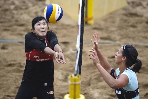 China s Yue Yuan (L) competes during the women s final at 2014 FIVB Beach Volleyball World Tour Shanghai PPTV Grand Slam in Shanghai, east China, May 4, 2014. China lost 1-2. (Xinhua Jiang Kehong) (SP)CHINA-SHANGHAI-BEACH VOLLEYBALL-SHANGHAI GRAND SLAM-WOMEN(CN) 
