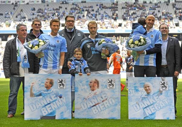 04.05.2014, Fussball 2.Bundesliga 2013 2014, 33.Spieltag, TSV 1860 München - VfL Bochum, in der Allianz-Arena München. Abschied von Benny Lauth (1860). Daniel Bierofka (1860) und Necat Aygün (1860, von links). Daneben steht die Vorstandschaft um Präsident Gerhard Mayrhofer (4.v.li, 1860 München). 