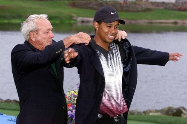 U.S. - KRT SPORTS STORY SLUGGED: BAYHILL KRT PHOTOGRAPH BY GARY BOGDON ORLANDO SENTINEL (KRT1 - March 19) Tiger Woods, winner of the Bay Hill Invitational 2000, is receives his symbolic blue jacket from PGA Golf Herren legend Arnold Palmer. - ZUMAm67