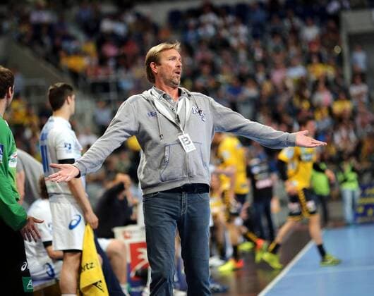 DKB-Handball-Bundesliga - Saison 2013-2014 - 04.05.2014 - Rhein Neckar Löwen - HSV Hamburg - Mannheim v. l. Sehr aktiver HSV-Coach Martin Schwalb Aktion, Einzelbild -
