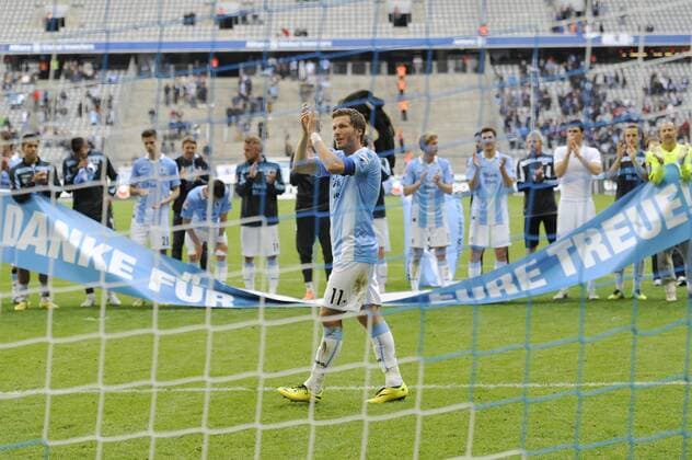 Benjamin LAUTH (TSV 1860 München),der den Verein verlassen wird bedankt sich nach dem Abpfiff von den Fans,Gestik,Aktion,winken-hinter ihm stehen seine Mitspieler mit einem Transparent. Fussball 2. Bundesliga TSV1860 München-VFL Bochum 2-0. 33. Spieltag,Spieltag33,Liga2,Saison 2013 14 am 04.05.2014. A L L I A N Z A R E N A.