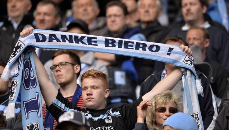 04.05.2014, Fussball 2.Bundesliga 2013 2014, 33.Spieltag, TSV 1860 München , in der Allianz-Arena München. Hier bedankt sich ein Fan bei Daniel Bierofka (1860) - danke Biero 