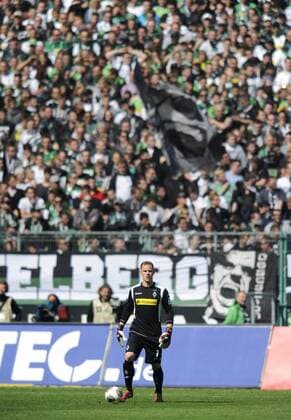 Fussball-Bundesliga, Deutschland, Herren, Saison 2013 2014, 33. Spieltag, Borussia-Park Mönchengladbach: VfL Bor. Mönchengladbach (weiss) - FSV Mainz 05 (rot) 3:1; Marc Andre Ter-Stegen (Gladbach) vor der Nordkurve.