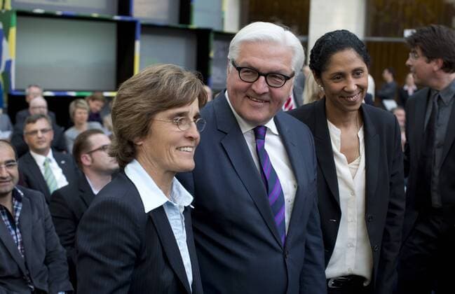 Deutschland, Berlin, Auswärtiges Amt, Aussenminister Frank-Walter Steinmeier SPD zeichnet Fußballbotschafter 2014 aus, Monika Staab, Frank-Walter Steinmeier, Steffi Jones, 05.05.2014