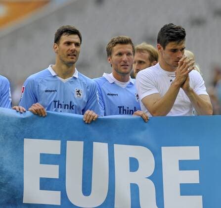04.05.2014, Fussball 2.Bundesliga 2013 2014, 33.Spieltag, TSV 1860 München - VfL Bochum, in der Allianz-Arena München. v.l. Grzegorz Wojtkowiak (1860 München), Benny Lauth (1860) und Christopher Schindler (1860) bedanken sich bei den Fans 