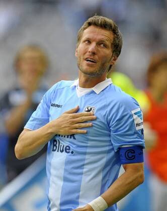 04.05.2014, Fussball 2.Bundesliga 2013 2014, 33.Spieltag, TSV 1860 München, in der Allianz-Arena München. Benjamin Lauth (1860) verabschiedet sich mit einer Ehrenrunde durchs Stadion und hier zeigt er nochmal an das sein Herz für 60zig schlägt. 