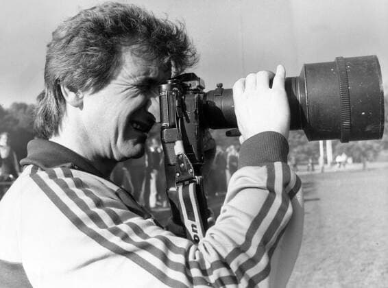 Training 1. FC Köln: Trainer Hannes Löhr betätigt sich als Amateurfotograf