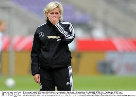 Osnabrueck, Deutschland 07. Mai 2014: 07.05.2014 Training der DFB Frauen Nationalmannschaft. DFB-Trainerin Silvia Neid (Deutschland) unzufrieden enttäuscht enttaeuscht niedergeschlagen. mt
