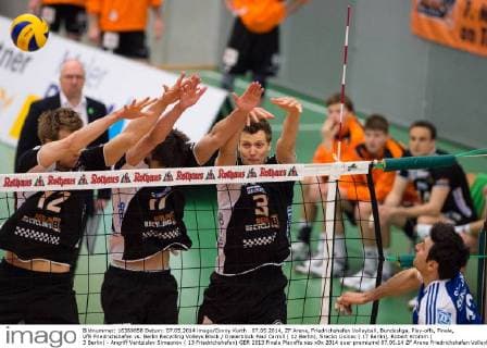 07.05.2014, ZF Arena, Friedrichshafen Volleyball, Bundesliga, Play-offs, Finale, VfB Friedrichshafen vs. Berlin Recycling Volleys Block Dreierblock Paul Carroll ( 12 Berlin), Srecko Lisinac ( 17 Berlin), Robert Kromm ( 3 Berlin) - Angriff Ventzislav Simeonov ( 13 Friedrichshafen)