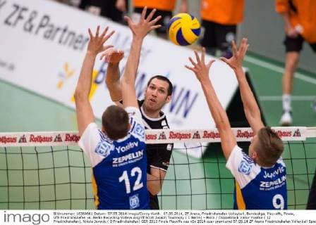 07.05.2014, ZF Arena, Friedrichshafen Volleyball, Bundesliga, Play-offs, Finale, VfB Friedrichshafen vs. Berlin Recycling Volleys Angriff Scott Joseph Touzinsky ( 1 Berlin) - Block Doppelblock Viktor Yosifov ( 12 Friedrichshafen), Nikola Jovovic ( 9 Friedrichshafen)