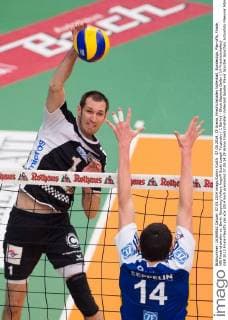 07.05.2014, ZF Arena, Friedrichshafen Volleyball, Bundesliga, Play-offs, Finale, VfB Friedrichshafen vs. Berlin Recycling Volleys Angriff Scott Joseph Touzinsky ( 1 Berlin) - Block Baptiste Geiler ( 14 Friedrichshafen)