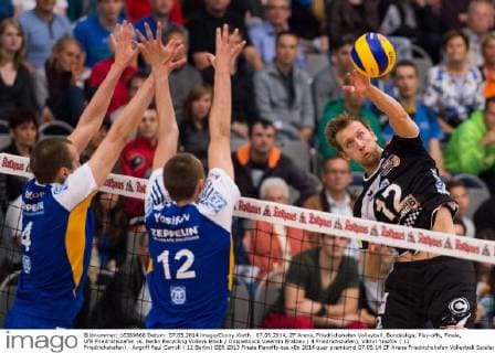 07.05.2014, ZF Arena, Friedrichshafen Volleyball, Bundesliga, Play-offs, Finale, VfB Friedrichshafen vs. Berlin Recycling Volleys Block Doppelblock Valentin Bratoev ( 4 Friedrichshafen), Viktor Yosifov ( 12 Friedrichshafen) - Angriff Paul Carroll ( 12 Berlin)