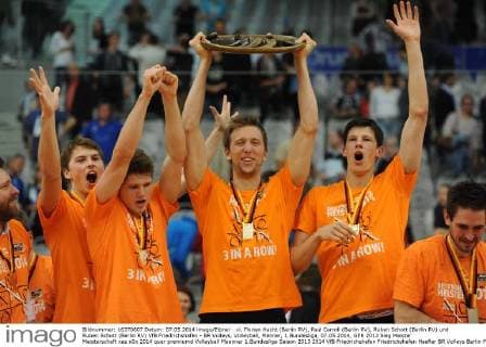 vl. Florian Hecht (Berlin RV), Paul Carroll (Berlin RV), Ruben Schott (Berlin RV) und Ruben Schott (Berlin RV) VfB Friedrichshafen - BR Volleys, Volleyball, Männer, 1.Bundesliga, 07.05.2014,
