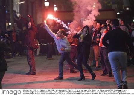 Fans von Paris St. Germain (PSG) feiern die Meisterschaft 2014, dabei kommt es zu Ausschreitungen auf der Champs Elysees - 07 05 2014 Breaker Panoramic 