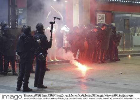 Fans von Paris St. Germain (PSG) feiern die Meisterschaft 2014, dabei kommt es zu Ausschreitungen auf der Champs Elysees - 07 05 2014 JBAutissier Panoramic 