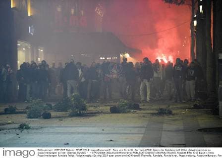 Fans von Paris St. Germain (PSG) feiern die Meisterschaft 2014, dabei kommt es zu Ausschreitungen auf der Champs Elysees - - 07 05 2014 JBAutissier Panoramic 