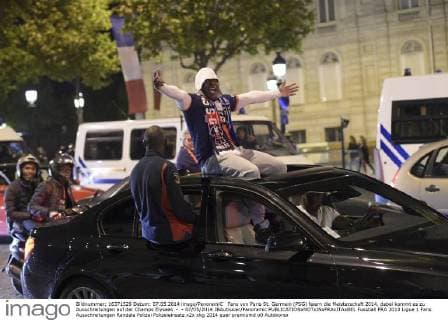Fans von Paris St. Germain (PSG) feiern die Meisterschaft 2014, dabei kommt es zu Ausschreitungen auf der Champs Elysees - - 07 05 2014 JBAutissier Panoramic 