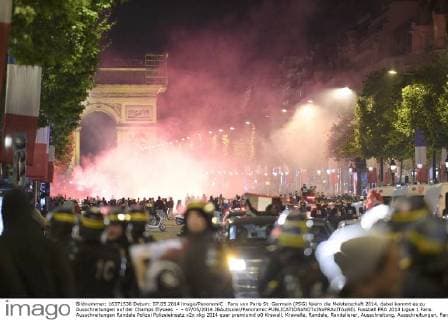 Fans von Paris St. Germain (PSG) feiern die Meisterschaft 2014, dabei kommt es zu Ausschreitungen auf der Champs Elysees - - 07 05 2014 JBAutissier Panoramic 