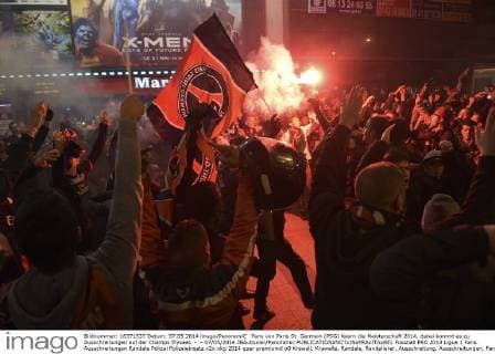 Fans von Paris St. Germain (PSG) feiern die Meisterschaft 2014, dabei kommt es zu Ausschreitungen auf der Champs Elysees - - 07 05 2014 JBAutissier Panoramic 