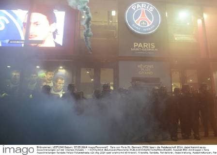 Fans von Paris St. Germain (PSG) feiern die Meisterschaft 2014, dabei kommt es zu Ausschreitungen auf der Champs Elysees - - 07 05 2014 JBAutissier Panoramic 
