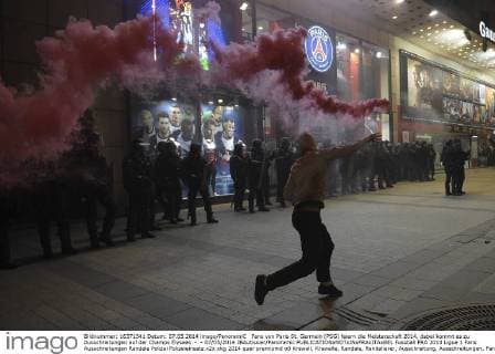 Fans von Paris St. Germain (PSG) feiern die Meisterschaft 2014, dabei kommt es zu Ausschreitungen auf der Champs Elysees - - 07 05 2014 JBAutissier Panoramic 