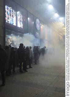 Fans von Paris St. Germain (PSG) feiern die Meisterschaft 2014, dabei kommt es zu Ausschreitungen auf der Champs Elysees - - 07 05 2014 JBAutissier Panoramic 