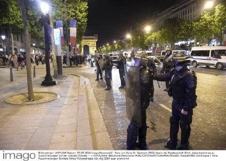 Fans von Paris St. Germain (PSG) feiern die Meisterschaft 2014, dabei kommt es zu Ausschreitungen auf der Champs Elysees - - 07 05 2014 JBAutissier Panoramic 
