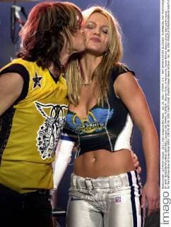 Jan. 28, 2001 - STAMP, U.S. - KRT SPORTS STORY SLUGGED: SUPERBOWL KRT PHOTOGRAPH BY GARY BOGDON ORLANDO SENTINEL (January 28) TAMPA, FLORIDA - Steven Tyler, of Aerosmith, kisses Britney Spears during their performance for the halftime show at Super Bowl XXXV. (OR) PL KD BL 2001 (Vert) (smd) (Digital Image) News Archive - Jan. 28, 2001 - ZUMAm67