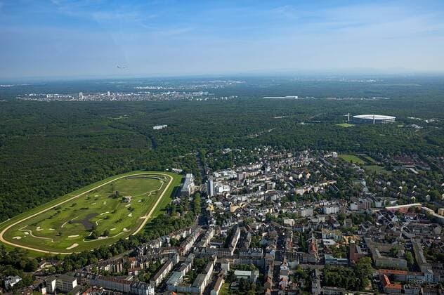 05.05.2014, xovx, Fussball 1.Bundesliga, Eintracht Frankfurt Stadion, Luftbildaufnahme, Panorma, Blick auf Niederrad und den Frankfurter Stadtwald, links unten die Trabrennbahn Niederrad, rechts oben die Commerzbank-Arena,