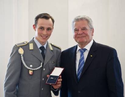 Bundespräsident Joachim GAUCK ehrt Eric FRENZEL (Geyer, Nordische Kombination), Sportlerauszeichnung - Verleihung des Silbernen Lorbeerblattes durch den Bundespräsidenten für die deutschen Medaillengewinner der Olympischen und Paraolympischen Winterspiele von Sotchi 2014 im Schloss Bellevue in Berlin, Deutschland am 08.05.2014.