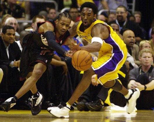 June 6, 2001 - U.S. - KRT SPORTS STORY SLUGGED: SIXERS-LAKERS KRT PHOTOGRAPH BY RON CORTES PHILADELPHIA INQUIRER (June 6) LOS ANGELES, CA -- The Sixers Allen Iverson, left, and Laker Kobe Bryant scramble for the ball in the first quarter of game one of the NBA Basketball Herren USA Championship series on Wednesday, June 6, 2001. (PH) NC KD BL 2001 (Horiz) (mvw) News Archive - June 6, 2001 - ZUMAm67