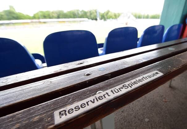 Fußball, Stadiongeschichte Eintracht Trier 09.05.2014, xjhx, Fussball, Regionalliga Südwest, Moselstadion Trier, Eintracht Trier v.l. Innenansicht, Sitzplätze für Spielerfrauen, Holzbänke