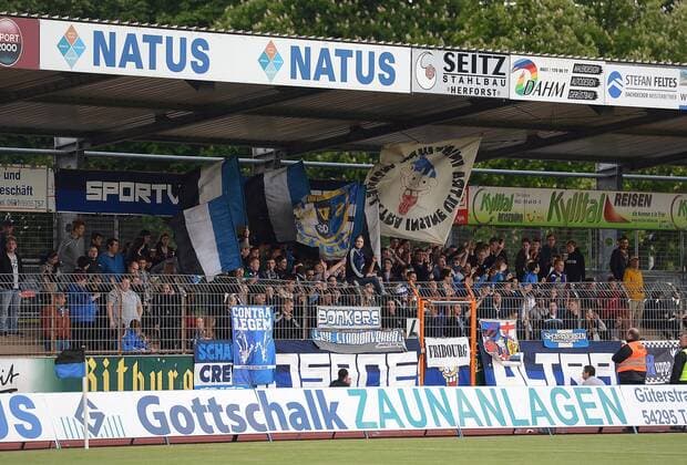 Fußball, Stadiongeschichte Eintracht Trier 09.05.2014, xjhx, Fussball, Regionalliga Südwest, Moselstadion Trier, Eintracht Trier v.l. Fanblock Trier Fans, Ultras, Stehplatz