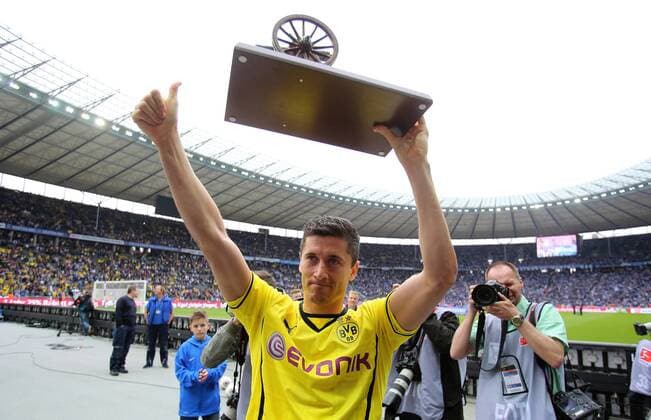 Robert Lewandowski (Dortmund), jubelt nach dem Gewinn der Torjägerkanone Hertha BSC Berlin - BVB Borussia Dortmund 1. Bundesliga 2013 2014, 1. BL, Fußball, Fussball, soccer, Herren, Deutschland, Germany, Ergebnis Berlin, 10.5.2014, Olympiastadion