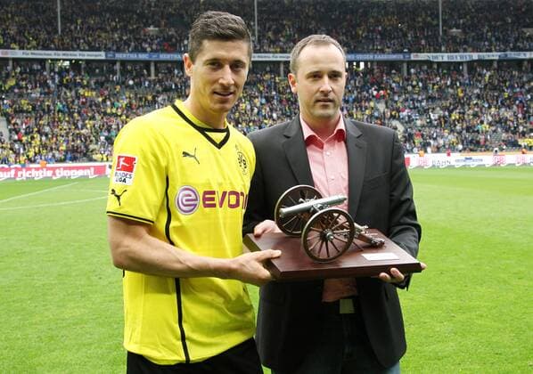 Robert Lewandowski mit Torjägerkanone Torschützenkönig Fußball Fussball DFL Bundesliga Herren Saison 2013 14 10.05.2014 Hertha BSC Berlin vs. BVB Borussia Dortmund