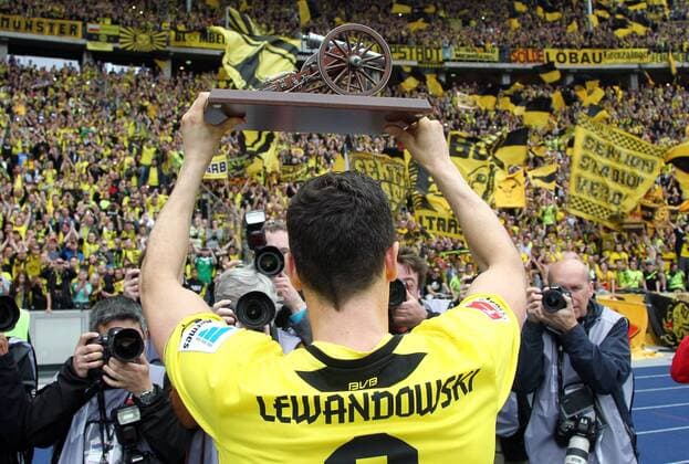 Robert Lewandowski mit Torjägerkanone Torschützenkönig Fußball Fussball DFL Bundesliga Herren Saison 2013 14 10.05.2014 Hertha BSC Berlin vs. BVB Borussia Dortmund