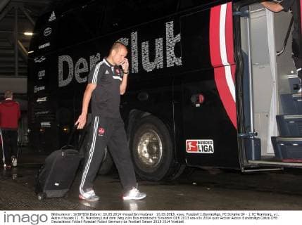 10.05.2013, xsvx, Fussball 1.Bundesliga, FC Schalke 04 - 1.FC Nürnberg, v.l. Adam Hlousek (1. FC Nürnberg) auf dem Weg zum Bus enttäuscht