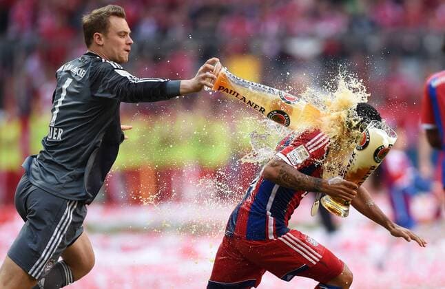 FUSSBALL 1. BUNDESLIGA SAISON 2013 2014 34. SPIELTAG FC Bayern München - VfB Stuttgart 10.05.2014 Der FC Bayern bejubelt die 24. Deutsche Meisterschaft: Weissbierdusche; Torwart Manuel Neuer (li) und Thiago Alcantara 