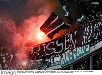 10.05.2014 , Duisburg , Fußball , 3. Liga , Fans von SCP SC Preußen Münster brennen vor dem Spiel bengalische Feuer ab.