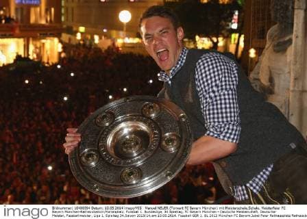 Manuel NEUER (Torwart FC Bayern München) mit Meisterschale,Schale. Meisterfeier FC Bayern München-Rathausbalkon,Marienplatz. Fussball 1. Bundesliga, 34.Spieltag, FC Bayern München - Deutsche Meisterschaft, Deutscher Meister, Fussballmeister, Liga 1, Spieltag 34,Saison 2013 14,am 10.05.2014.